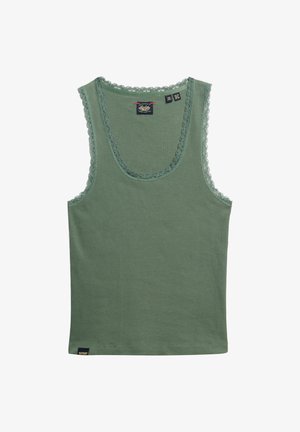 Top sin mangas verde acanalado con ribete de encaje con volantes a lo largo del escote y las sisas. Etiqueta con el logo en la parte posterior. Diseño simple y ajustado.