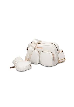 Weiße Umhängetasche mit goldfarbenen Reißverschlüssen und Beschlägen, zwei Fronttaschen und verstellbarem breitem Riemen mit kleinem angebrachtem Täschchen.