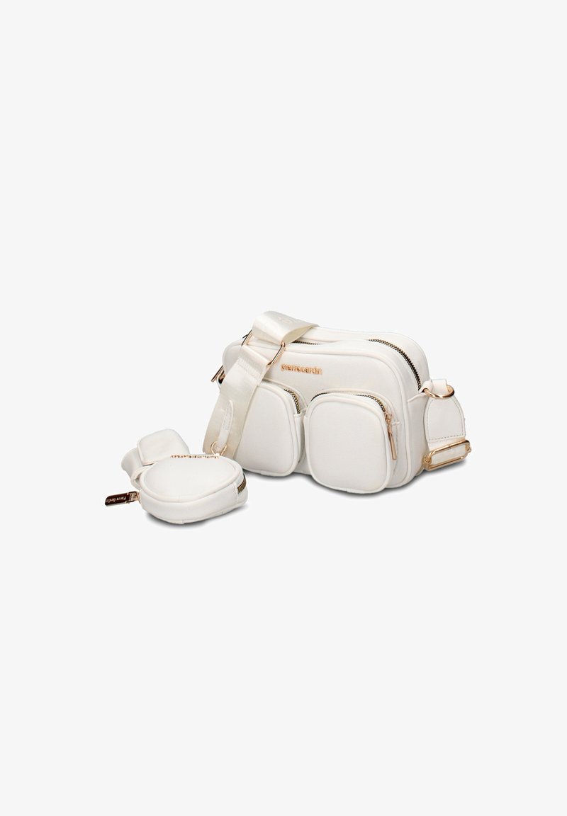 Sac bandoulière blanc avec fermetures éclair et ferrures dorées, deux poches frontales et une sangle large réglable avec une petite pochette attachée.
