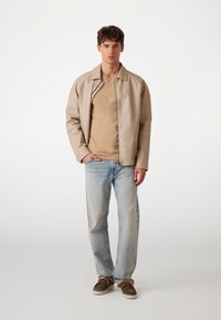 Guess LOGO BEFLOCKUNG - Marškinėliai su spaudiniu - hellbraun