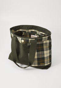 Zielona torba w kratę z solidnymi uchwytami, zamkiem błyskawicznym na górze i kieszenią wewnętrzną. Posiada logo Barbour na beżowej łatce.