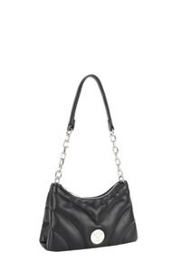 Borsa a tracolla in pelle nera con design trapuntato, tracolla a catena e hardware argentato. Presenta un emblema circolare sul davanti. Chiusura con cerniera.