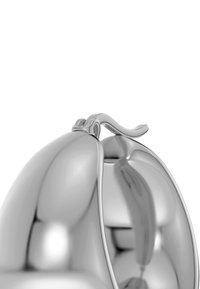 Strieborný kovový zapínací háčik s zaobleným tvarom, hladkou textúrou a dekoračnou slučkou na vrchu, určený na bezpečné pripínanie.