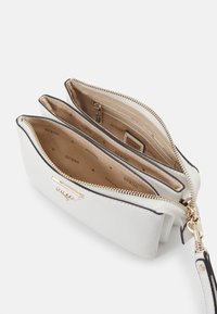 Guess LATONA MINI SET - Axelremsväska - white