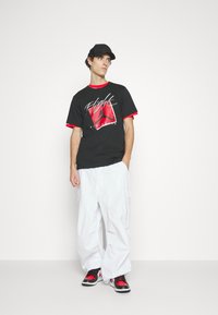 Jordan BRAND CREW - Camiseta estampada - black/gym red