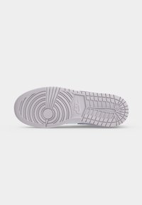 Σόλα γκρι αθλητικού παπουτσιού Nike με κυκλικά, γραμμικά και πλεγμένα σχέδια πέλματος και με το λογότυπο Nike χαραγμένο στο κέντρο.