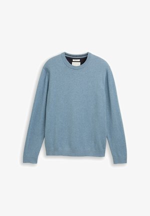 Világoskék, kerek nyakú pulóver, puha anyagból készült, hosszú ujjú, bordás mandzsetta és egyenes szegély jellemzi. Diszkrét márkajelzés található az elején.