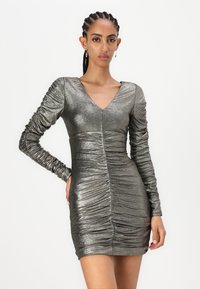 Robe en métal argenté avec de longues manches froncées, un décolleté en V profond et une texture plissée sur l'ensemble, créant une silhouette ajustée.