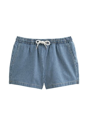 Bañador a rayas azul y blanco con cinturilla elástica, cordón ajustable y bolsillos laterales. Tela suave con un corte relajado.