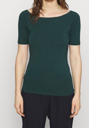 Top verde scuro a maniche corte con scollatura a barca e design aderente. Realizzato in tessuto morbido con una texture liscia e senza pattern o dettagli visibili.