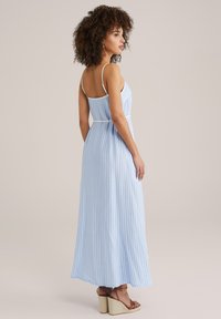 Sinised ja valged triibulised maxi-kleidid õhukeste rihmadega, kitsenenud talje ja voogava siluetiga. Omab kerget kangast ja pahkluu pikkust disaini.