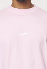 Pegador LOGO BOXY TEE - Pamata T-krekls - washed bubblegum