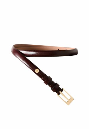 Temno rjav usnjen pas z zlato pravokotno sponko in dvema zankama na enostavni beledi podlagi.