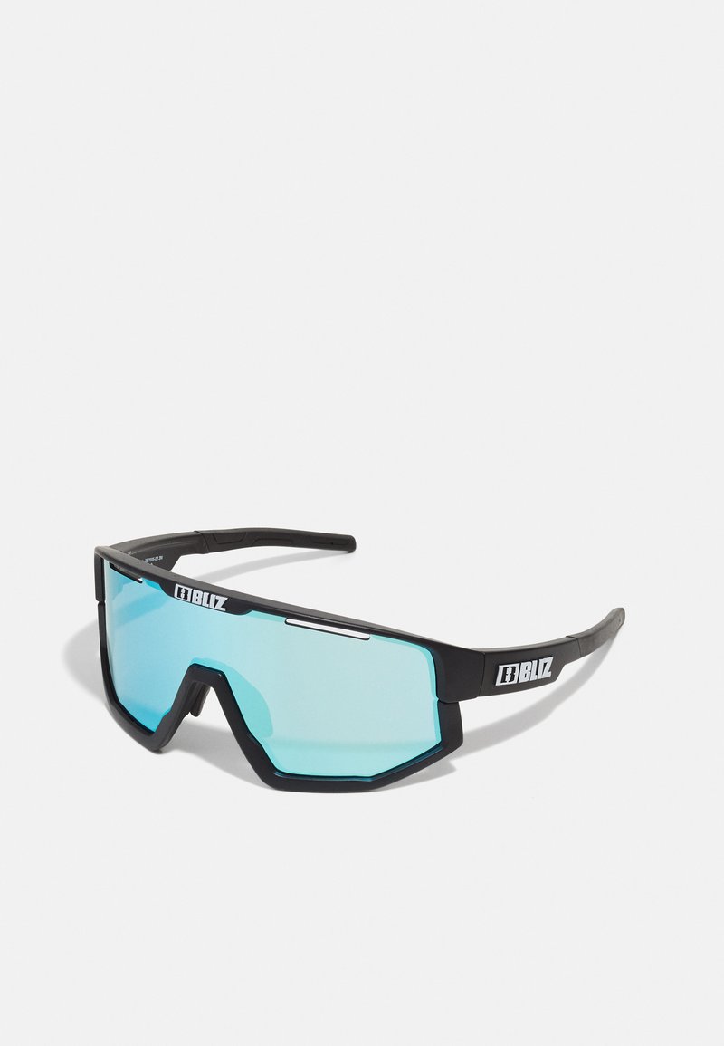 Zwarte sportszonnebril met een groot, hoekig frame. Voorzien van blauwe lenzen en een logo aan de zijkant. Geribbelde armen voor grip.