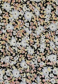 Svart tyg med ett blommönster som visar vita, rosa och gula blommor. Texturen är mjuk, med subtila veckdetaljer.