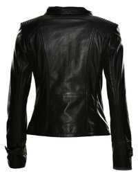 Zwarte leren jas met een nauwsluitend ontwerp, geribbelde schouderaccenten en lange mouwen. Gladde textuur met een licht glanzende afwerking.