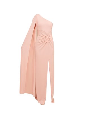 Ein einseitiges Pink-Kleid aus glattem Stoff, das mit einem gewundenen Taillendetail und einem fließenden, capeähnlichen Ärmel mit einem hohen Schlitz bis zum Oberschenkel versehen ist.