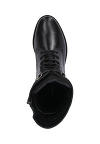 Bottine en cuir noir avec des accents en suède texturé, bout rond, design lacé et œillets en métal argenté pour un maintien sécurisé.