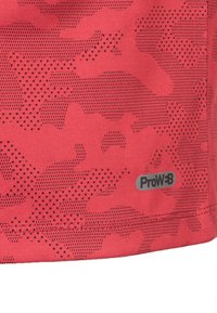 Rødt mønstret stof med et camouflage-design og perforerede sektioner. Inkluderer en grå "ProW-B"-mærkat i nederste højre hjørne.