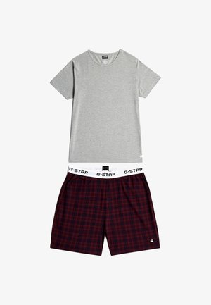 Grijs T-shirt met korte mouwen gecombineerd met donkerrode en zwarte geruite shorts met een witte elastische tailleband met "G-STAR" branding.