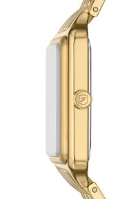 Montre rectangulaire dorée avec un cadran argenté lisse, des accents latéraux texturés et un détail de couronne arborant un logo circulaire.