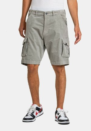 Graue Cargo-Shorts aus einem Baumwoll-Mischgewebe, mit zwei großen Seitentaschen, einem Knopfverschluss und geradem Schnitt. Kombiniert mit schwarzen und roten Sneakers.