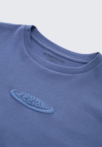 Blauwe katoenen oversized t-shirt met een ribgebreide ronde hals en een verhoogd rubberen logodetail met de tekst "SOUND SESSION" op de voorkant.