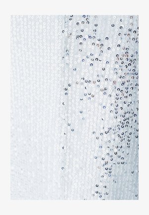 Sädelev kangas, millel on erineva suurusega hõbedased sädelevad, paigutatud tihedalt helesinisele taustale, andes tekstuurilise ja peegeldava välimuse.