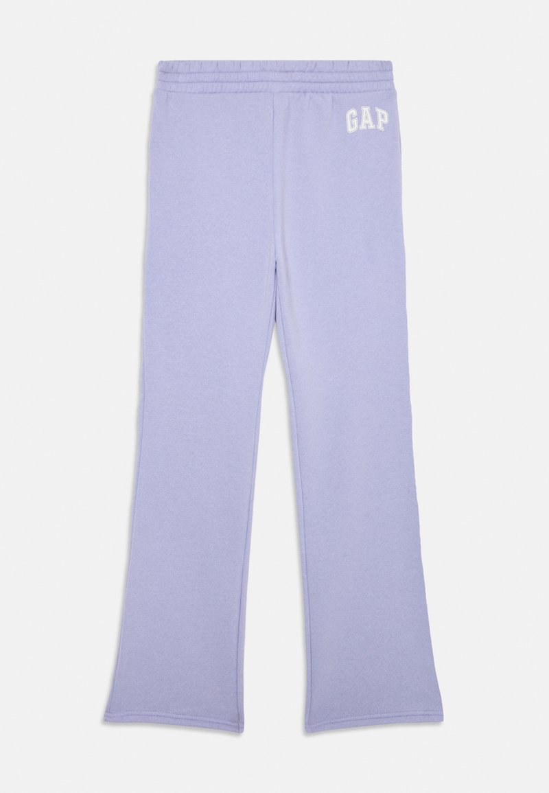 Lilla joggebukser med rette ben, elastisk midjebånd og hvit GAP-logo på øvre venstre lår, liggende flatt på hvit bakgrunn.