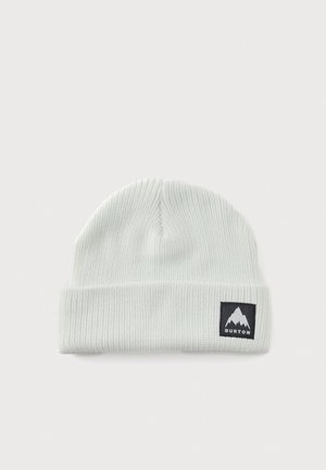 Bonnet blanc en maille côtelée avec revers et écusson noir orné du logo montagne Burton, sur fond clair.