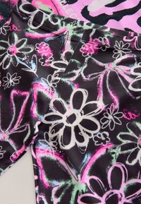 Material negru cu modele vibrante, abstracte, florale și de fluturi în nuanțe de alb, roz și verde; textură netedă; talie elastică.