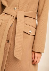 Lipsy MILITARY BUTTON THROUGH BELTED - REGULAR FIT - Lühike jakk - camel