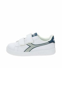 Sneaker bianca con finitura in pelle liscia, dotata di due cinturini in Velcro regolabili, una striscia di accento verde e una suola in gomma texture.