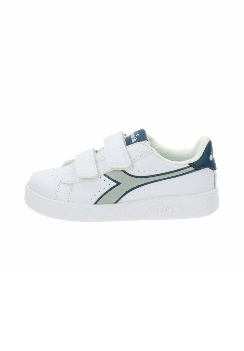 Sneaker bianca con finitura in pelle liscia, dotata di due cinturini in Velcro regolabili, una striscia di accento verde e una suola in gomma texture.