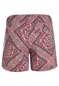 Kraťasy s potiskem v růžovo-krémovém geometrickém vzoru. Mají lehký materiál, elastický pas a žádné viditelné kovové prvky.