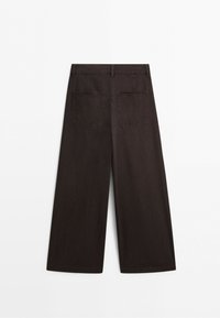 Zwarte broek met wijde pijpen, gezien van achteren met twee grote vierkante zakken en riemlussen aan de tailleband.