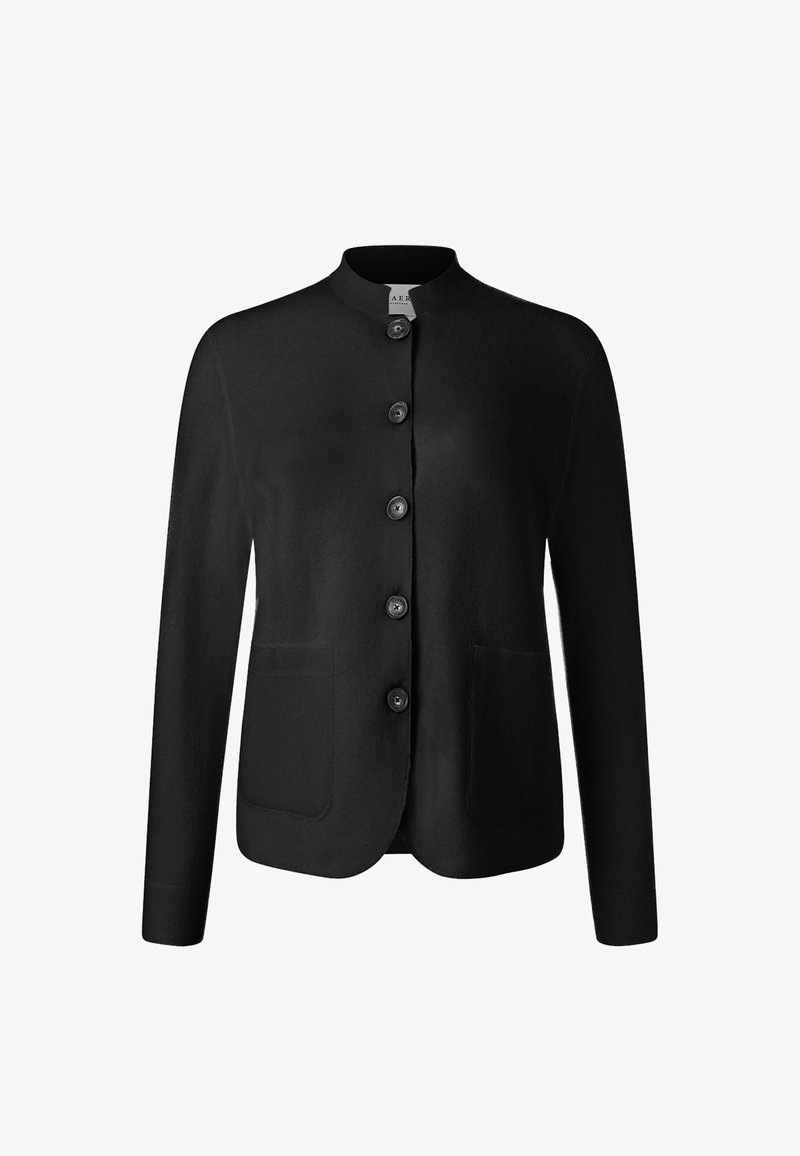 Černý kardigan vyrobený z jemné tkaniny, s kulatým límcem, předním zapínáním na šest knoflíků a dvěma předními kapsami.