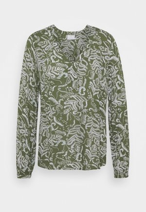 Blouse verte à manches longues avec motif blanc de feuilles et de fougères et col rond.