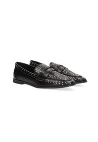 Mocasines de cuero negro con adornos de tachuelas, punta afilada y una correa en la parte superior. Textura suave y suela de perfil bajo.