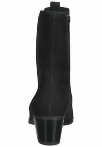 Bottines en daim noir avec un bout rond, une fermeture éclair latérale et un talon bloc de hauteur moyenne. Texture lisse avec une silhouette élégante.