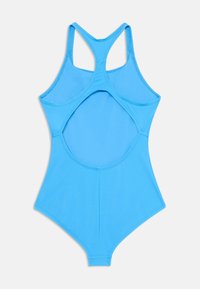 Blå heldrakt med racerback-design, utskjæringsdetalj på ryggen og glatt, elastisk stoff.
