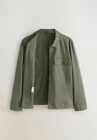 Jacket w kolorze oliwkowym z zamkiem z przodu, spiczastym kołnierzem, pojedynczą kieszenią na piersi, kieszeniami bocznymi i gładką fakturą. Casualowy design, lekki materiał.