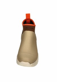Beige wasserdichte Knöchelstiefel mit braunem Obermaterial, orangefarbenen Akzenten, einer Zuglasche und einer weißen Gummisohle. Glatte Textur mit minimalistischem Design.