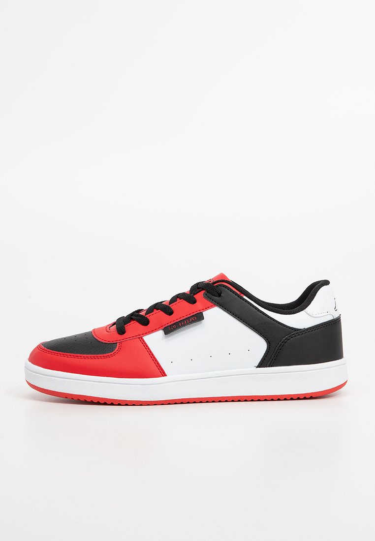 Zapatillas con un esquema de colores rojo, negro y blanco. Hechas de cuero suave, con puntera redonda, diseño con cordones y suelas texturizadas.