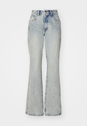 Jean denim bleu clair taille haute avec jambes légèrement évasées et poches avant standards sur fond blanc.