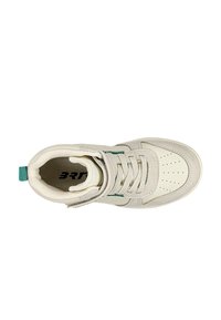 Wysokie sneakersy w kolorze off-white z zielonymi akcentami. Gładka skóra i materiał siatkowy, perforowany przód, płaskie sznurówki i tylna pętla do zakupu.