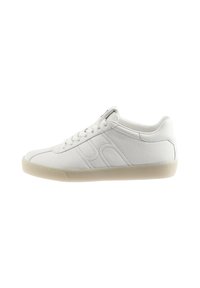 Białe niskie skórzane sneakersy z beżową podeszwą, z zapięciem na sznurowadła oraz subtelnym wytłoczonym logo po bokach, zaprezentowane w widoku bocznym.