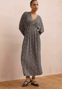 Next TALL FIT - V-NECK MIDI  - Robe pull - wine and cream heart print