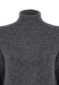 Maglione a collo alto in lana grigia con una texture a coste e una silhouette aderente, progettato per calore e comfort.