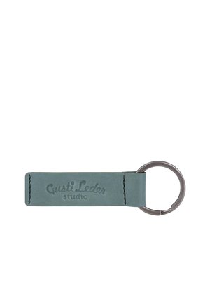 Blauer Leder-Schlüsselanhänger mit "Gusti Leder studio" geprägt und einem silbernen Metall-Schlüsselring auf der rechten Seite.